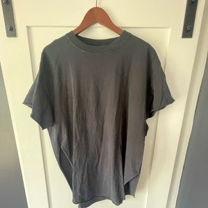 PEBBY BASICS SIDE SLIT TEE - Graphite / XL